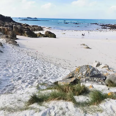 Holiday home Belle Vue Pointe St Mathieu, Piscine Chauffee, 100 M Et Gr34 *